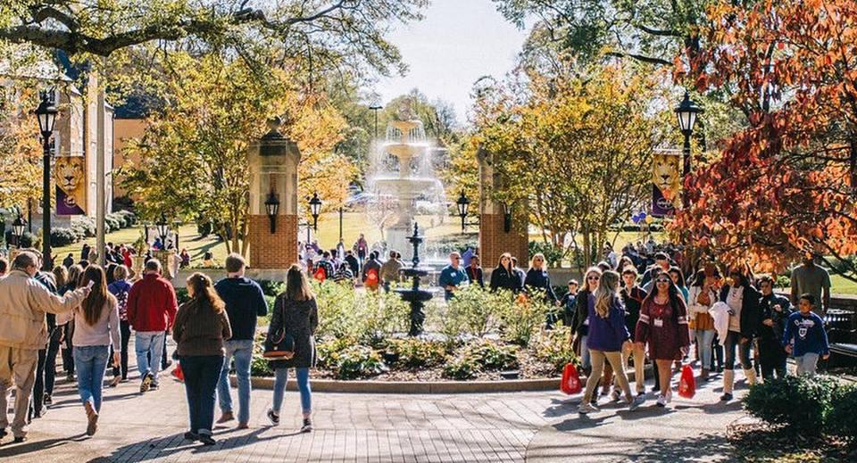 Students visiting UNA